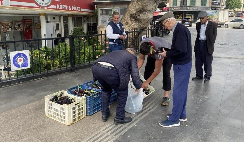 Antalyalı üretici serasının kapılarını açtı! Tonlarca patlıcan vatandaşa ücretsiz dağıtılıyor