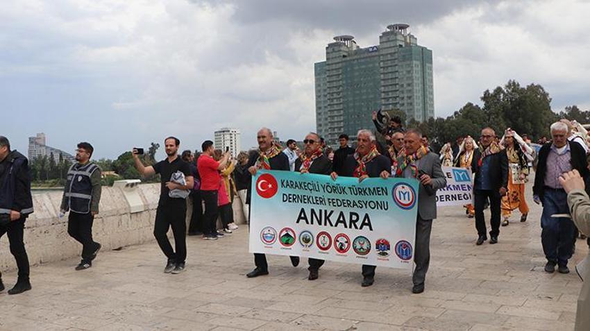 Taşköprü’de yörük rüzgarı esti: Develerle şehir turu atan Türkmenler görenleri büyüledi