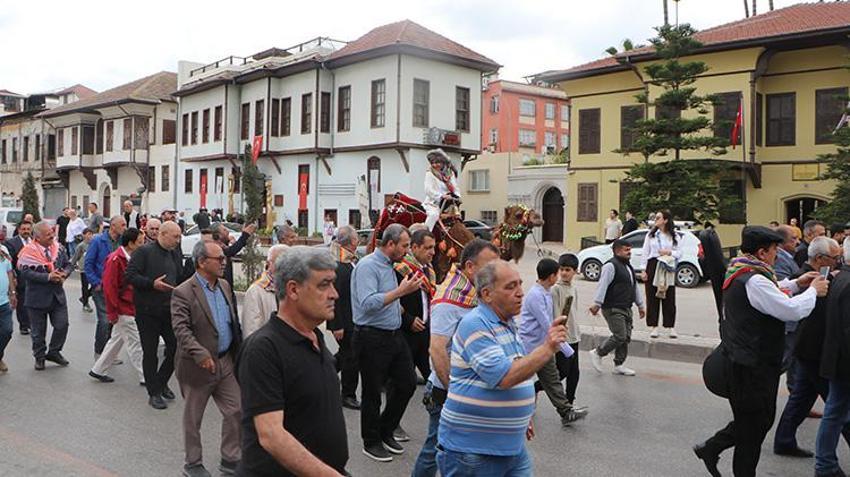 Taşköprü’de yörük rüzgarı esti: Develerle şehir turu atan Türkmenler görenleri büyüledi