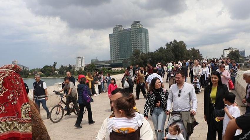 Taşköprü’de yörük rüzgarı esti: Develerle şehir turu atan Türkmenler görenleri büyüledi