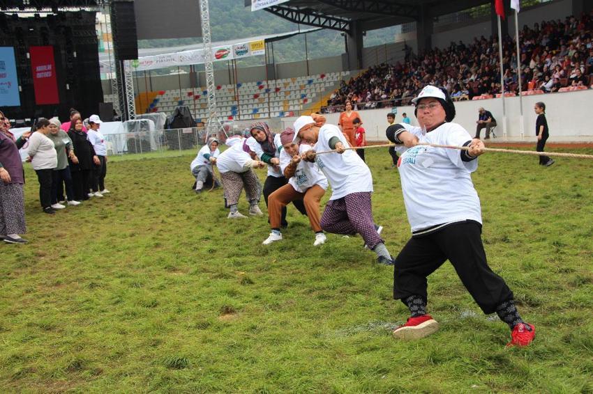 Kumluca'da yarım altın ödüllü yarışmada kadınlar, kilolarca domates kasasını koşa koşa taşıdı