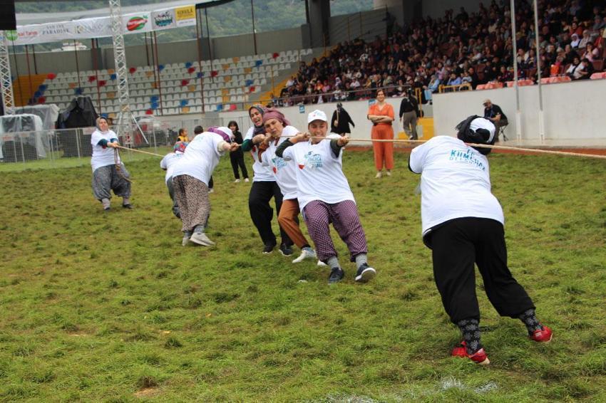 Kumluca'da yarım altın ödüllü yarışmada kadınlar, kilolarca domates kasasını koşa koşa taşıdı