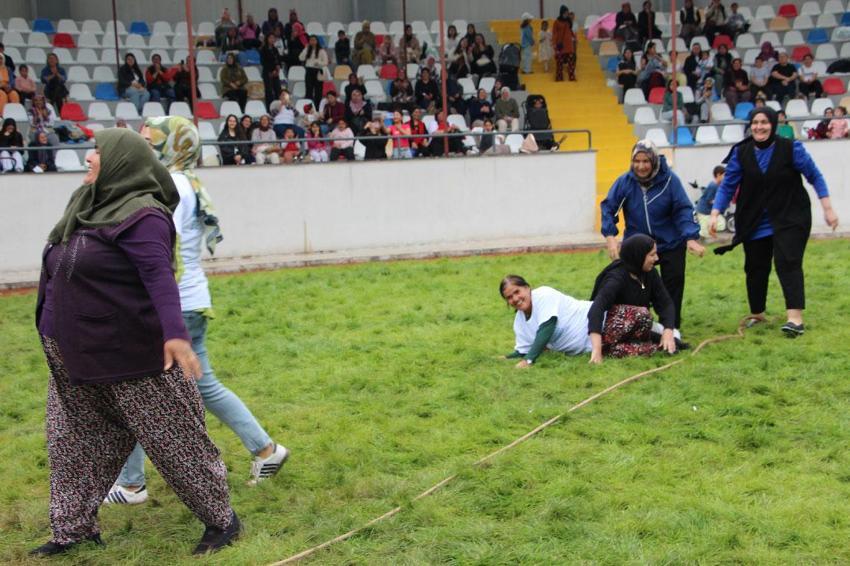 Kumluca'da yarım altın ödüllü yarışmada kadınlar, kilolarca domates kasasını koşa koşa taşıdı
