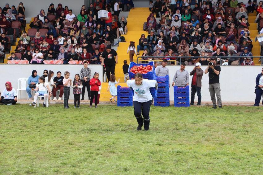 Kumluca'da yarım altın ödüllü yarışmada kadınlar, kilolarca domates kasasını koşa koşa taşıdı