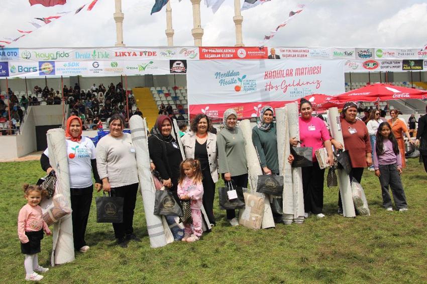 Kumluca'da yarım altın ödüllü yarışmada kadınlar, kilolarca domates kasasını koşa koşa taşıdı