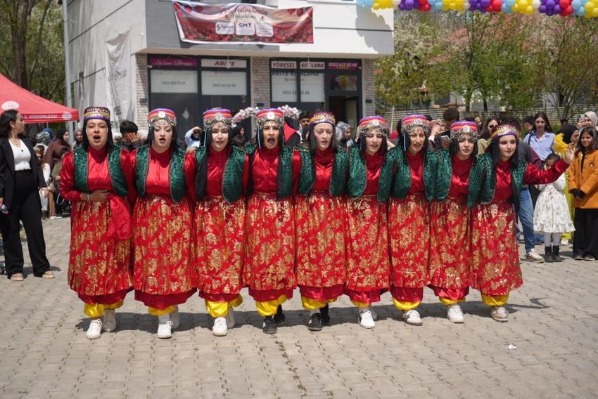 Muş Korkut'ta 8. Lale Festivali renkli görüntülerle gerçekleştirildi