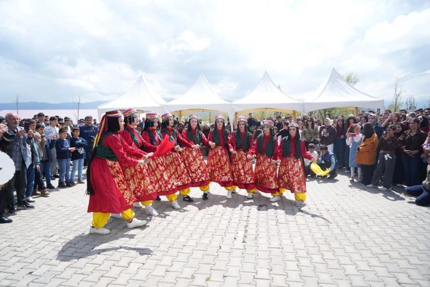 Muş Korkut'ta 8. Lale Festivali renkli görüntülerle gerçekleştirildi