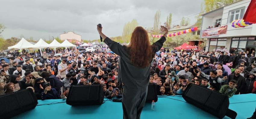 Muş Korkut'ta 8. Lale Festivali renkli görüntülerle gerçekleştirildi