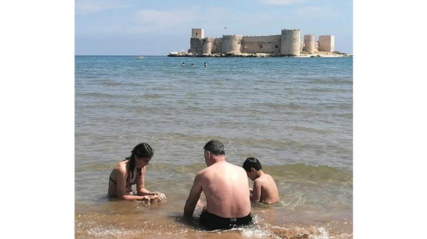 Kızkalesi'nde tatil başladı! Kumların üstünde haftasonu yoğunluğu