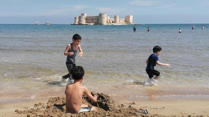 Kızkalesi'nde tatil başladı! Kumların üstünde haftasonu yoğunluğu