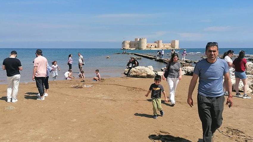 Kızkalesi'nde tatil başladı! Kumların üstünde haftasonu yoğunluğu