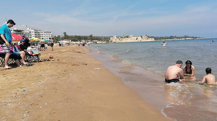 Kızkalesi'nde tatil başladı! Kumların üstünde haftasonu yoğunluğu
