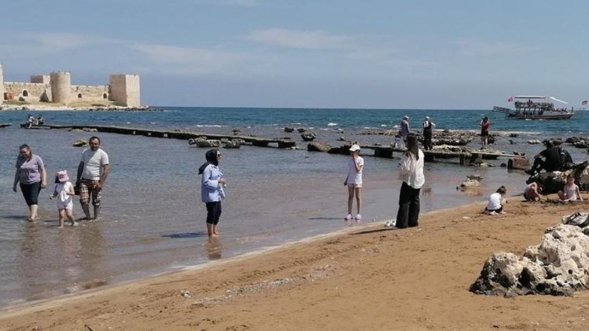 Kızkalesi'nde tatil başladı! Kumların üstünde haftasonu yoğunluğu
