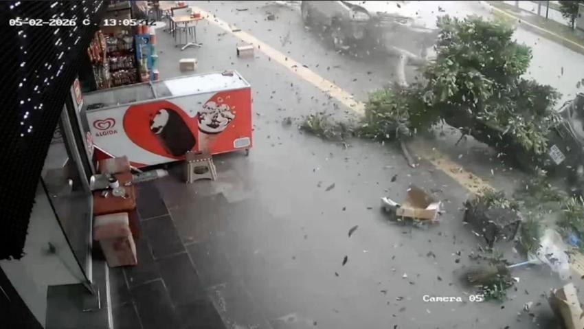 Antalya'a cip kaldırıma daldı, belediye işçisine çarptı!