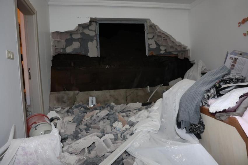 Nevşehir'de sabaha karşı çöktü: İstinat duvarı yan binaya girdi!