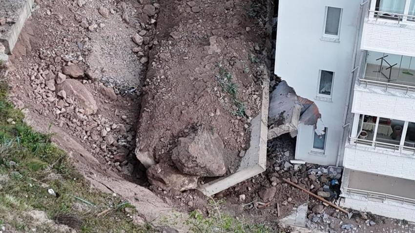 Nevşehir'de sabaha karşı çöktü: İstinat duvarı yan binaya girdi!