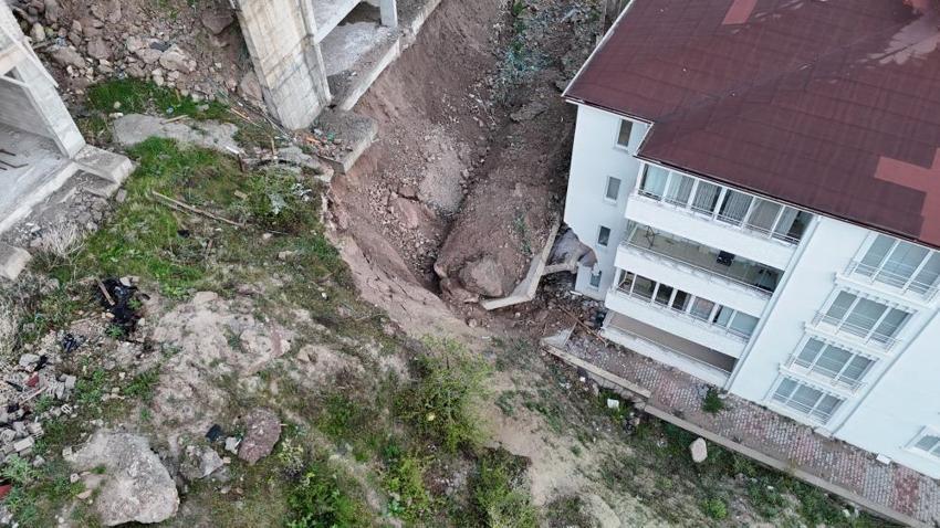 Nevşehir'de sabaha karşı çöktü: İstinat duvarı yan binaya girdi!