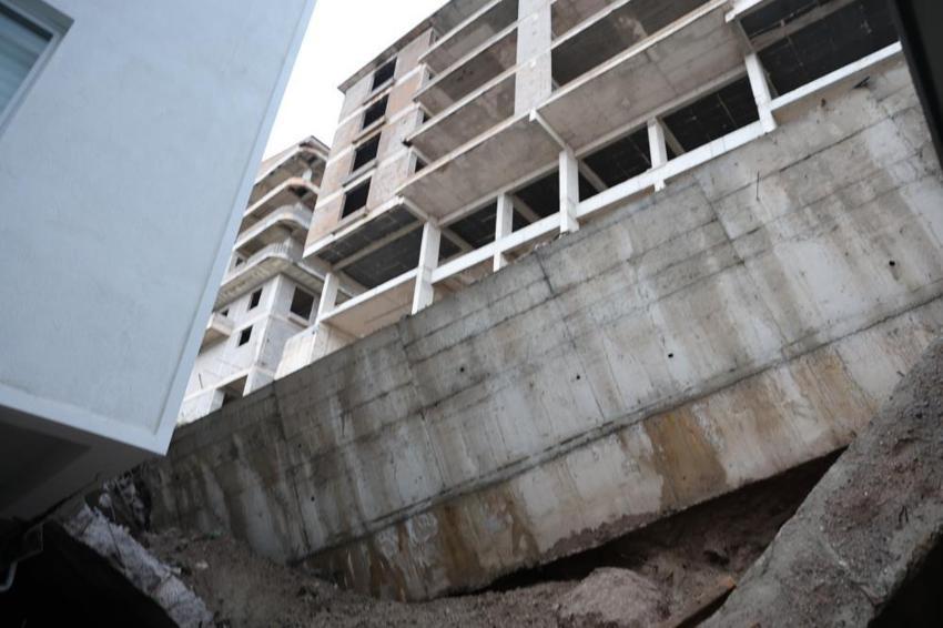 Nevşehir'de sabaha karşı çöktü: İstinat duvarı yan binaya girdi!