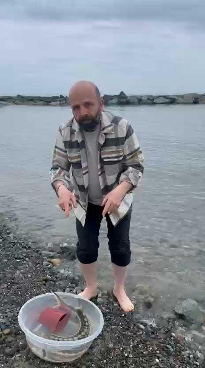 Rize'de satın aldığı balığın türünü tehlikeden olduğunu fark etti, öperek denize geri bıraktı
