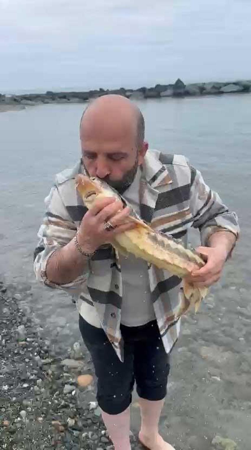 Rize'de satın aldığı balığın türünü tehlikeden olduğunu fark etti, öperek denize geri bıraktı
