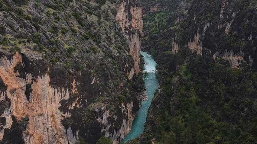Görenler gözlerine inanamıyor! Gezende Kanyonu ziyaretçi akınına uğruyor