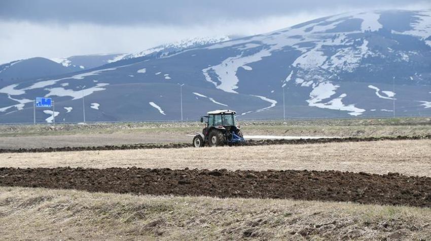 Sarıkamış'ta 137 bin dekarlık dev operasyon: Çiftçi karlar eriyince tarlaya koştu