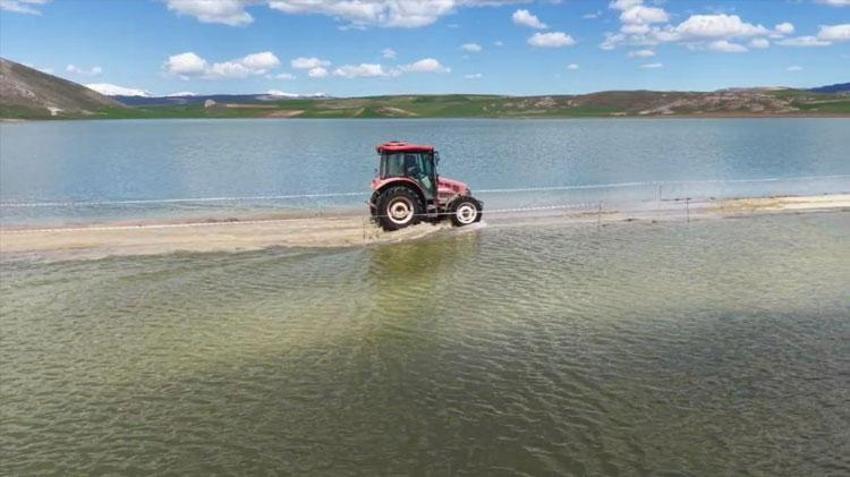 Sivas'ta kar sularının erimesiyle tarım arazileri sular altında kaldı, 30 hane ile ulaşım kesildi