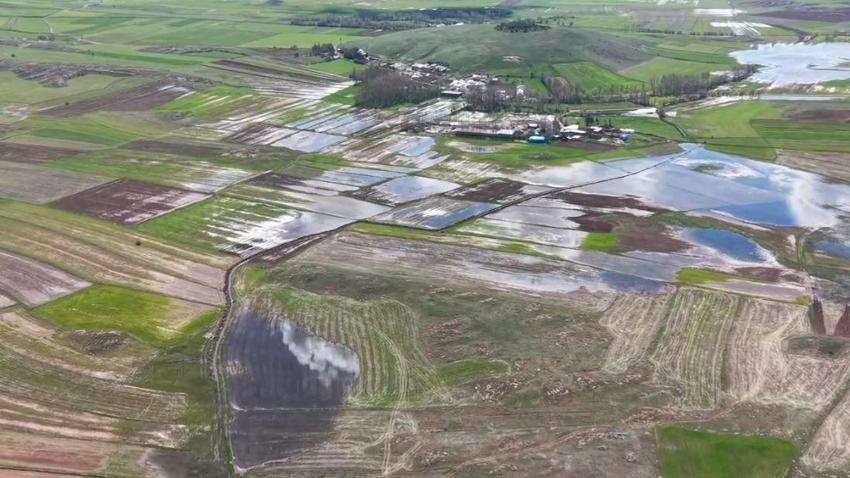 Sivas'ta kar sularının erimesiyle tarım arazileri sular altında kaldı, 30 hane ile ulaşım kesildi