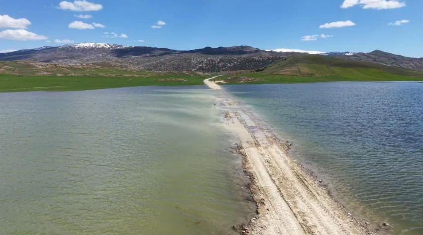 Sivas'ta kar sularının erimesiyle tarım arazileri sular altında kaldı, 30 hane ile ulaşım kesildi