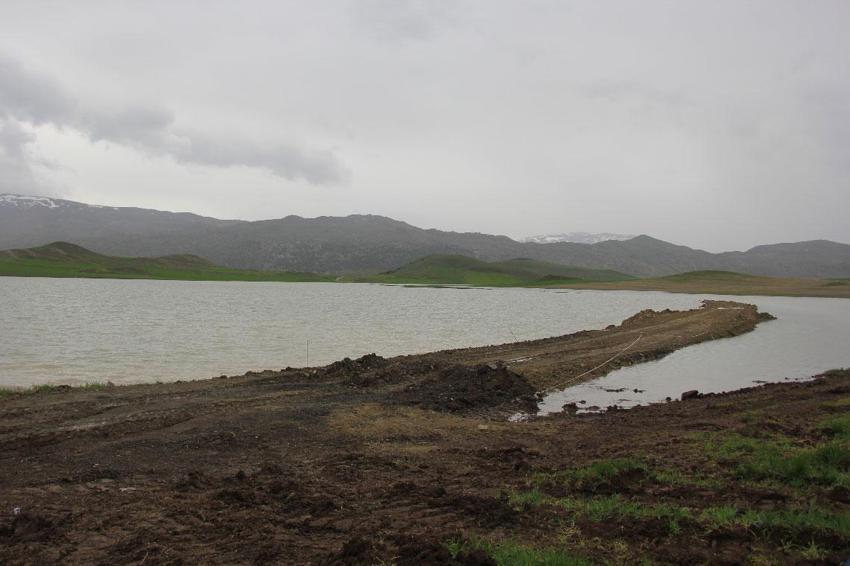 Sivas'ta kar sularının erimesiyle tarım arazileri sular altında kaldı, 30 hane ile ulaşım kesildi