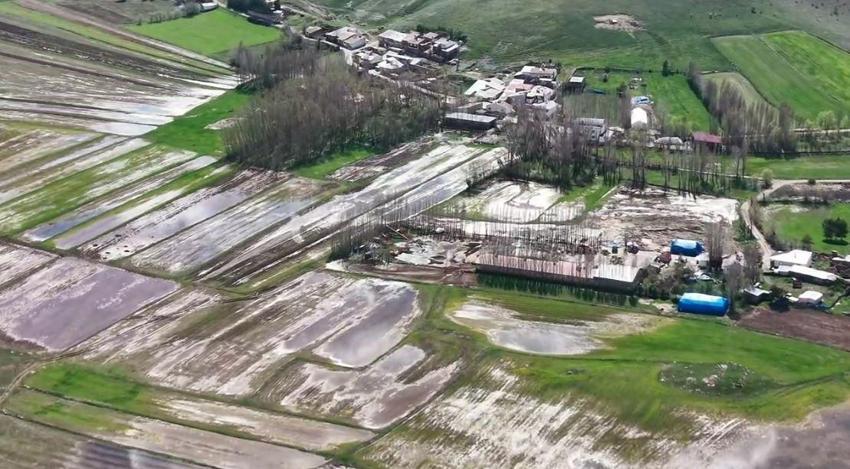 Sivas'ta kar sularının erimesiyle tarım arazileri sular altında kaldı, 30 hane ile ulaşım kesildi