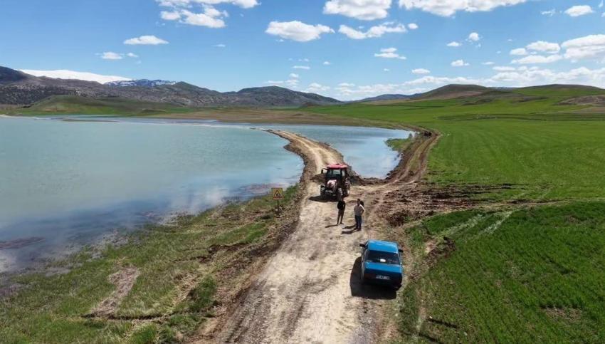 Sivas'ta kar sularının erimesiyle tarım arazileri sular altında kaldı, 30 hane ile ulaşım kesildi