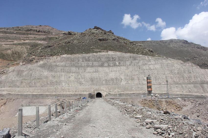 Tuzluca'da su tutmaya başlayan Ünlendi Barajı çevresindeki köyler için 134 kilometrelik yeni yol yapılacak