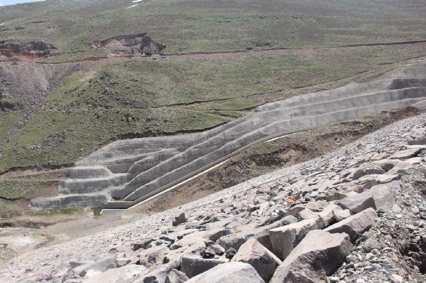 Tuzluca'da su tutmaya başlayan Ünlendi Barajı çevresindeki köyler için 134 kilometrelik yeni yol yapılacak