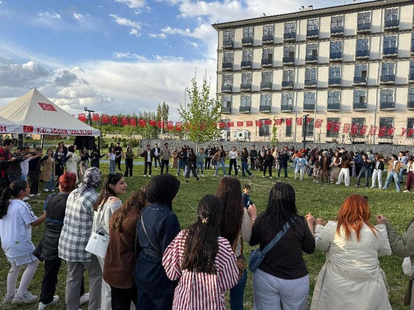 Bolluk, bereket ile doğanın uyanışını simgeleyen Hıdırellez şenliği renkli görüntülere sahne oldu