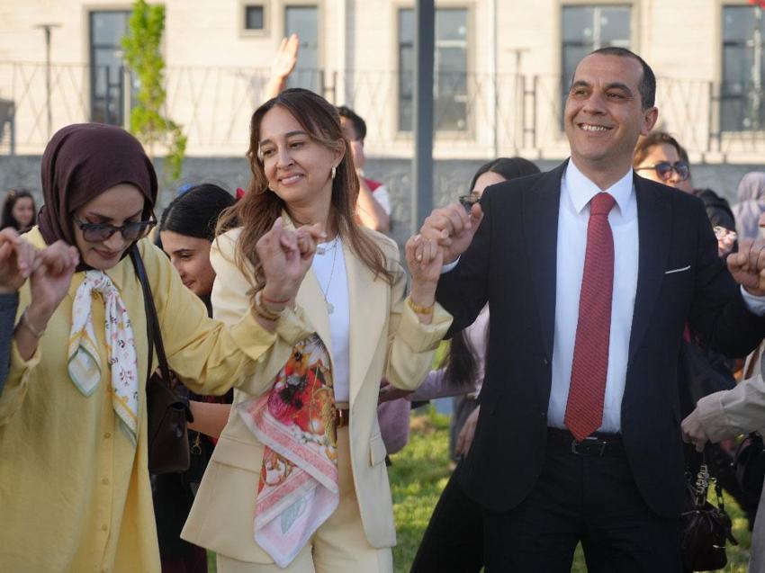 Bolluk, bereket ile doğanın uyanışını simgeleyen Hıdırellez şenliği renkli görüntülere sahne oldu