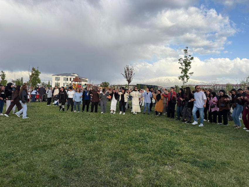 Bolluk, bereket ile doğanın uyanışını simgeleyen Hıdırellez şenliği renkli görüntülere sahne oldu