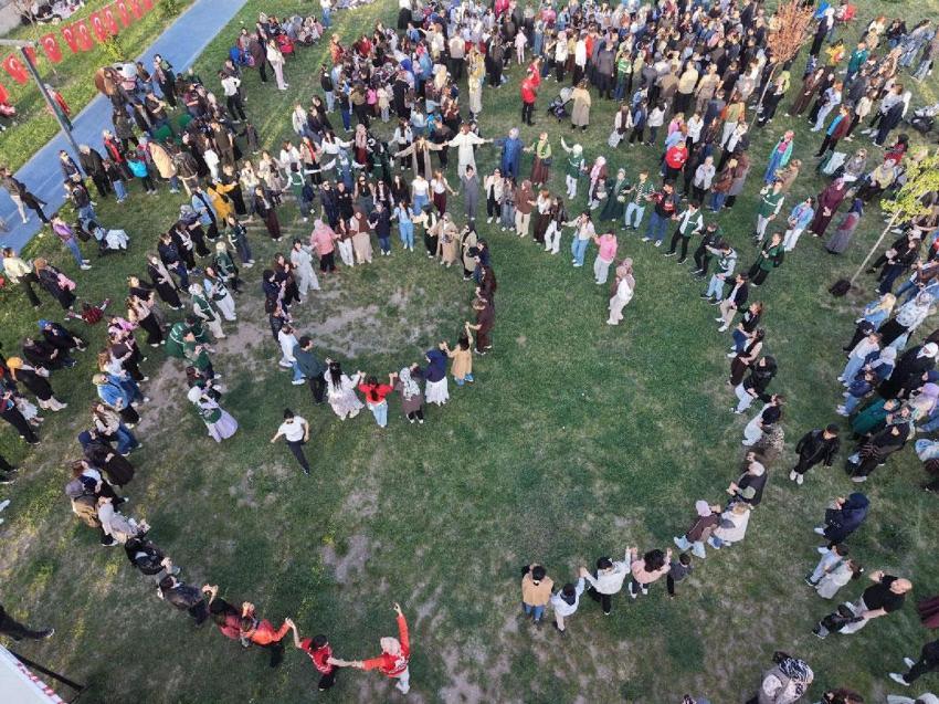 Bolluk, bereket ile doğanın uyanışını simgeleyen Hıdırellez şenliği renkli görüntülere sahne oldu