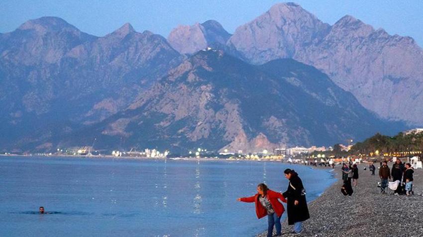 Sabahın ilk ışıklarıyla Konyaaltı Sahili tıklım tıklım oldu! Antalya'da Hıdırellez dilekleri böyle suya bırakıldı