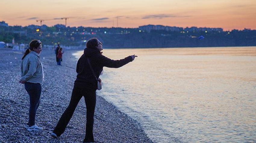 Sabahın ilk ışıklarıyla Konyaaltı Sahili tıklım tıklım oldu! Antalya'da Hıdırellez dilekleri böyle suya bırakıldı