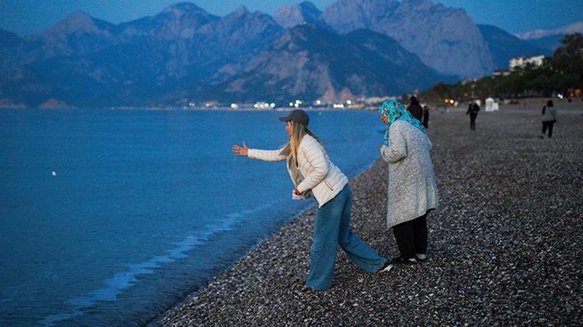 Sabahın ilk ışıklarıyla Konyaaltı Sahili tıklım tıklım oldu! Antalya'da Hıdırellez dilekleri böyle suya bırakıldı