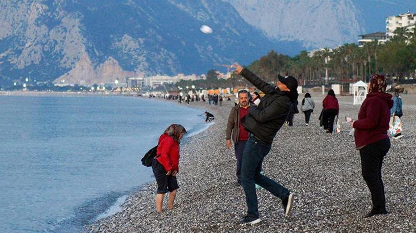 Sabahın ilk ışıklarıyla Konyaaltı Sahili tıklım tıklım oldu! Antalya'da Hıdırellez dilekleri böyle suya bırakıldı