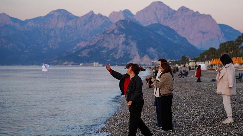 Sabahın ilk ışıklarıyla Konyaaltı Sahili tıklım tıklım oldu! Antalya'da Hıdırellez dilekleri böyle suya bırakıldı