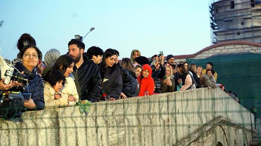 Edirne'de Kakava ve Hıdırellez heyecanı bir arada! Binlerce kişi dileklerini suya bıraktı