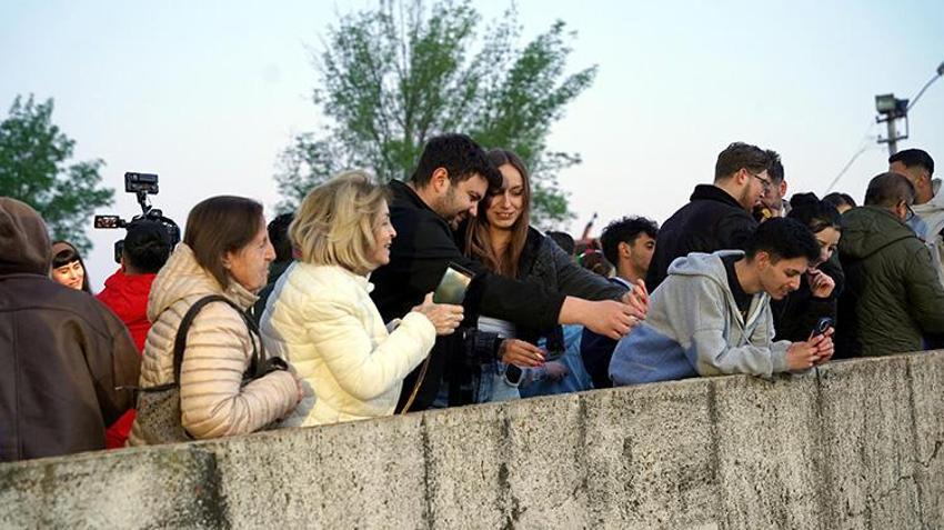 Edirne'de Kakava ve Hıdırellez heyecanı bir arada! Binlerce kişi dileklerini suya bıraktı