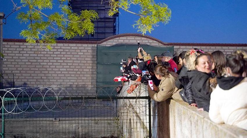 Edirne'de Kakava ve Hıdırellez heyecanı bir arada! Binlerce kişi dileklerini suya bıraktı