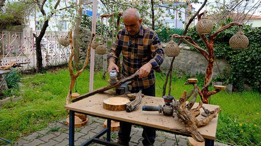 Doğadan topladıklarıyla üretiyor! Emekli olduktan sonra bahçesini sanat atölyesine çevirdi