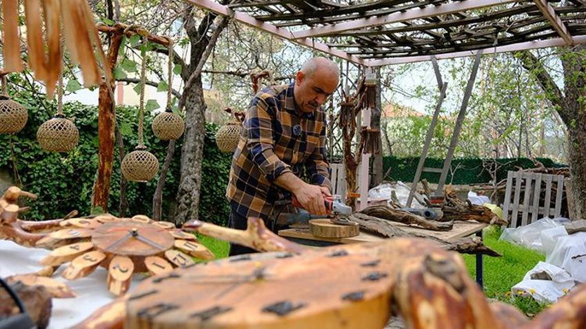 Doğadan topladıklarıyla üretiyor! Emekli olduktan sonra bahçesini sanat atölyesine çevirdi