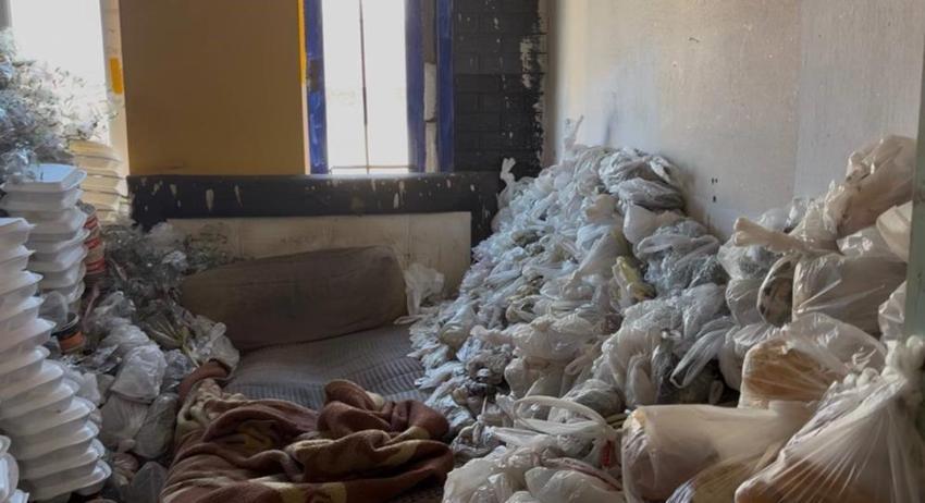 Kocaeli'deki çöp evin altından dram çıktı: 'Bir senedir dışarı çıkmıyorum'