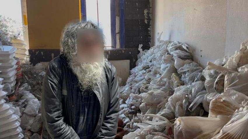 Kocaeli'deki çöp evin altından dram çıktı: 'Bir senedir dışarı çıkmıyorum'